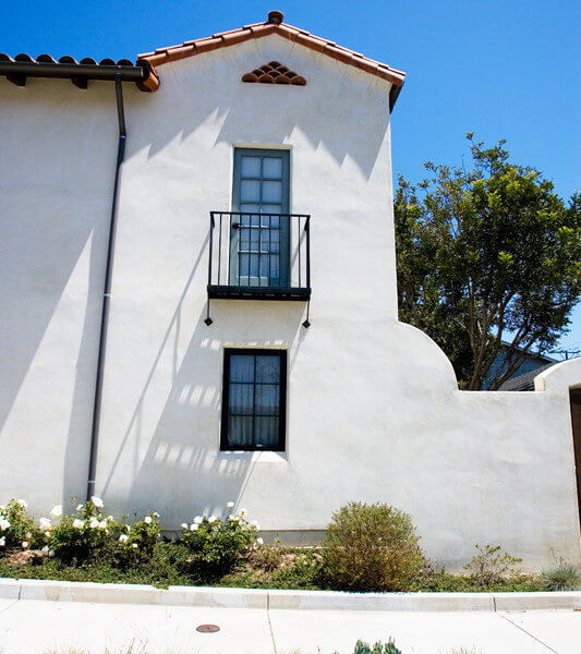 Outside view of a Voluntario building with two windows